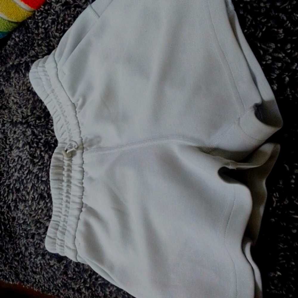 Lululemon Softstreme shorts Size 0 Bone